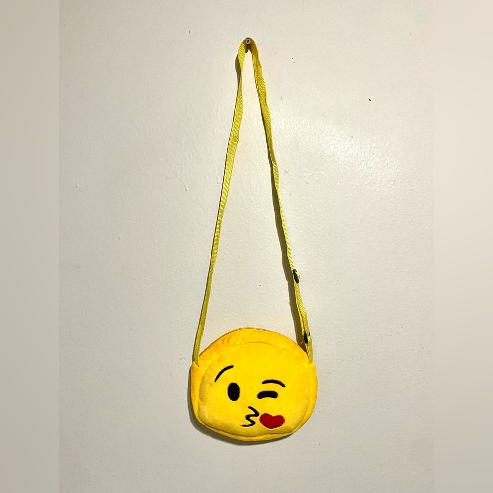 Emoji Smily Face Heart Kiss‎ Black Crossbody Shoulder Bag Purse 7"